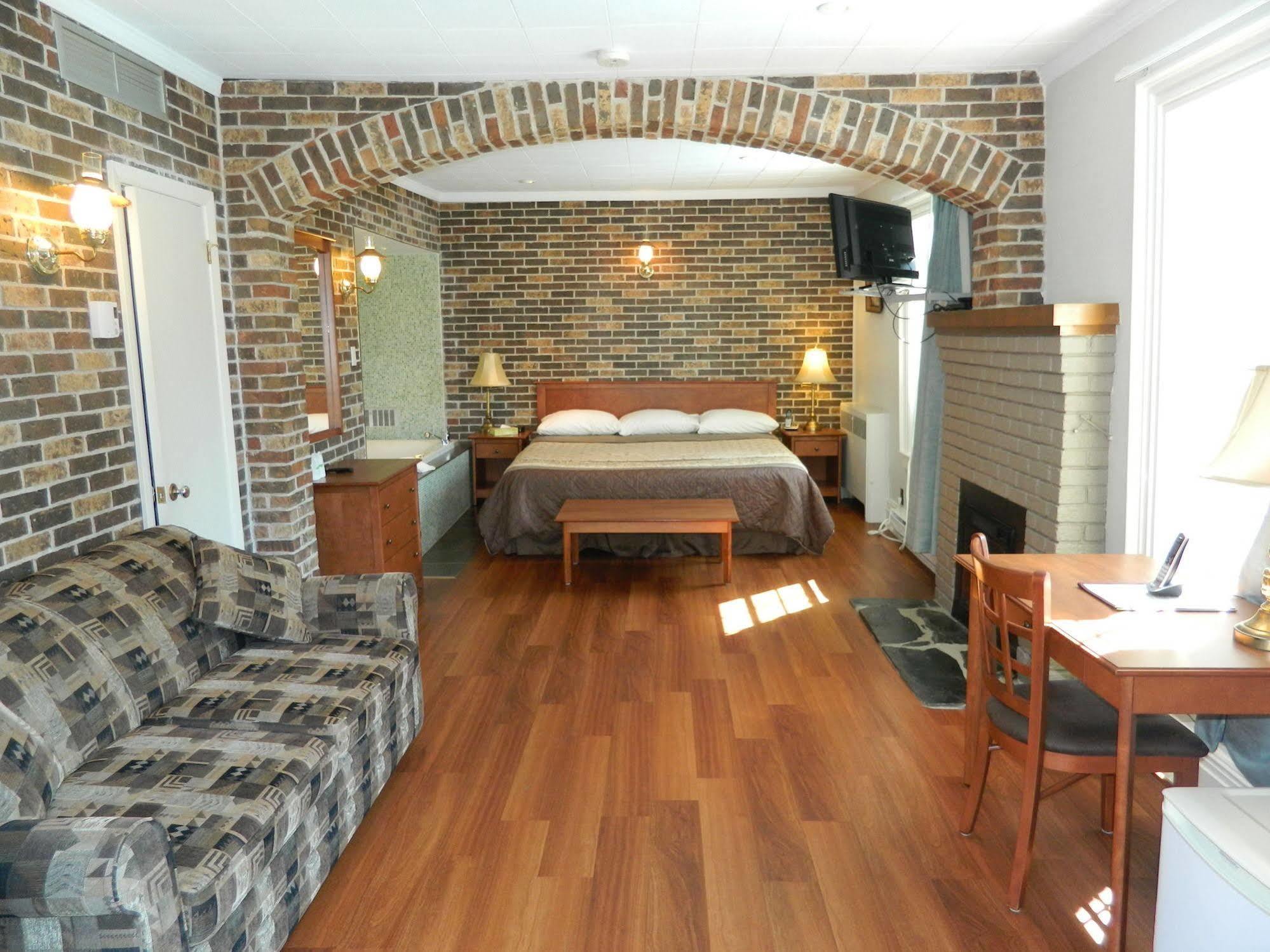 شيربروك Motel & Hotel La Paysanne المظهر الخارجي الصورة